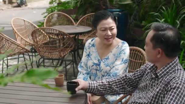 Asiatique Marié Couple Âgé Ayant Rendez Vous Avec Des Boissons — Video