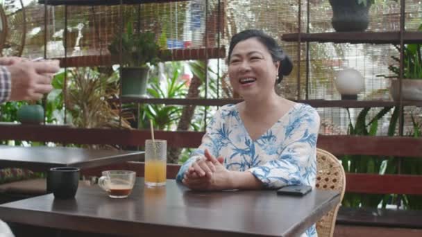 在舒适的咖啡店里 一个有爱心的男人把潘娜 科塔送给了他心爱的成熟的亚洲妻子 — 图库视频影像