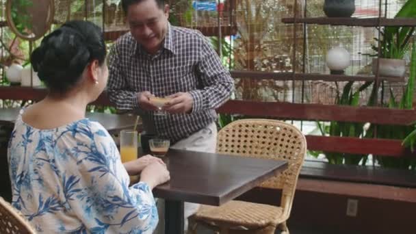 Mittlere Lange Aufnahme Von Fröhlich Gealterten Asiatischen Ehemann Bringt Dessert — Stockvideo