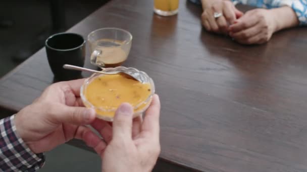 Plan Recadré Heureuse Femme Asiatique Mature Prenant Dessert Son Mari — Video