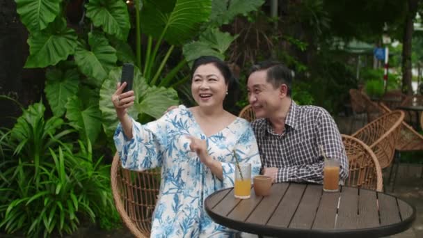 Średni Długoterminowe Ujęcie Starsze Azjaci Małżonkowie Biorąc Selfie Smartfonie Przy — Wideo stockowe