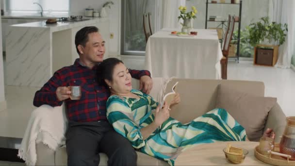 Weite Aufnahme Alter Asiatischer Ehepartner Die Wochenende Hause Auf Der — Stockvideo