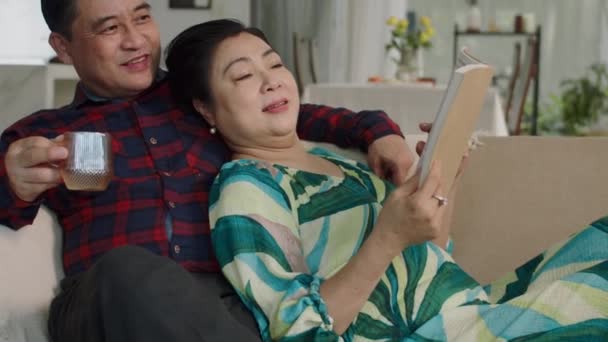 Incline Tiro Marido Asiático Sênior Abraçando Sua Esposa Lendo Livro — Vídeo de Stock