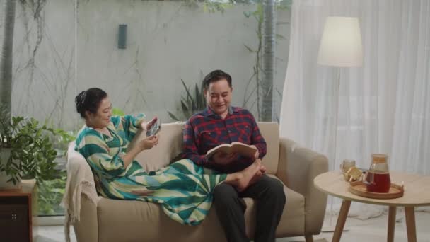 Long Shot Vieux Livres Lecture Couple Asiatique Tout Reposant Sur — Video