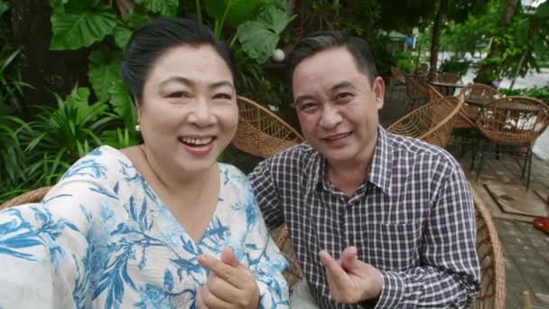 Pov Glada Asiatiska Seniorer Att Göra Finger Hjärta Samtidigt Poserar — Stockvideo