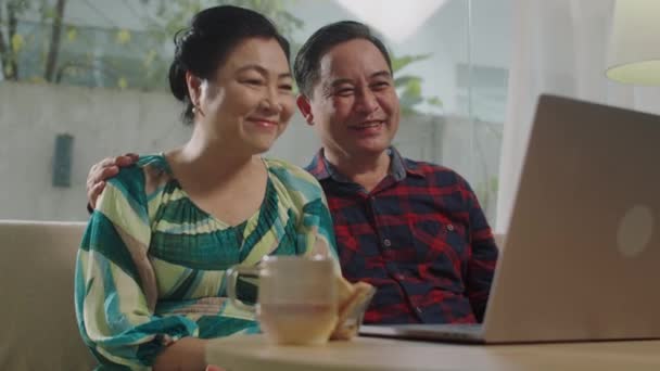 Mittlere Aufnahme Asiatischer Großeltern Die Kinder Auf Video Mit Drahtlosem — Stockvideo