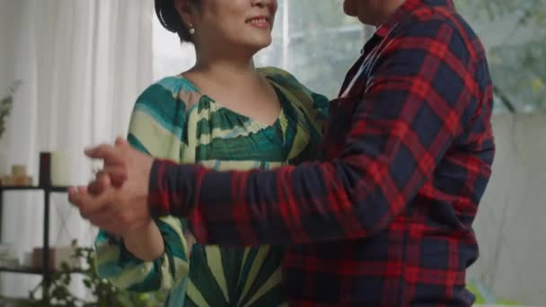 Döntetlen Fel Szerető Idős Házastársak Énekelnek Táncolnak Együtt Hétvégén Otthon — Stock videók