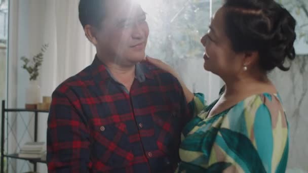 Inclinez Vous Plan Couple Asiatique Mature Jouissant Lente Danse Romantique — Video