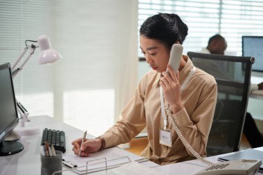 Banka yöneticisi anketteki kişisel bilgilerin doğru olup olmadığını kontrol etmek için istemciyi arıyor