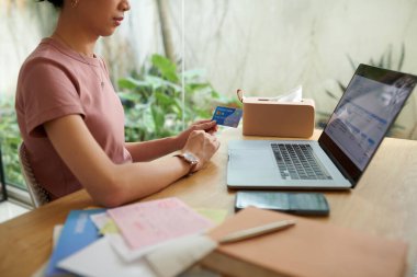 Faturaları öderken kredi kartından veri giren kadının kırpılmış görüntüsü