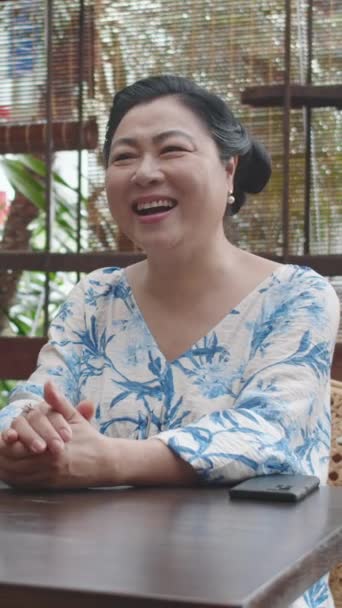 Plan Vertical Femme Asiatique Senior Profitant Panna Cotta Manger Dans — Video