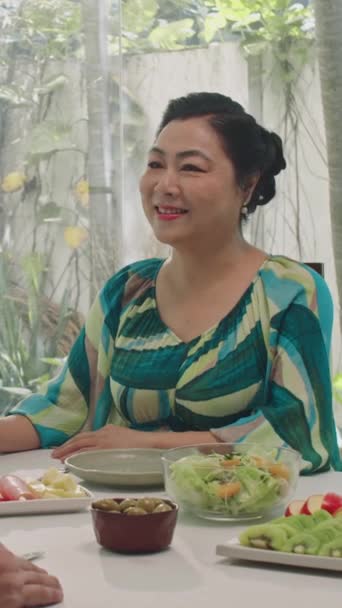 Verticaal Schot Van Oudere Aziatische Vrouw Dineren Met Haar Man — Stockvideo
