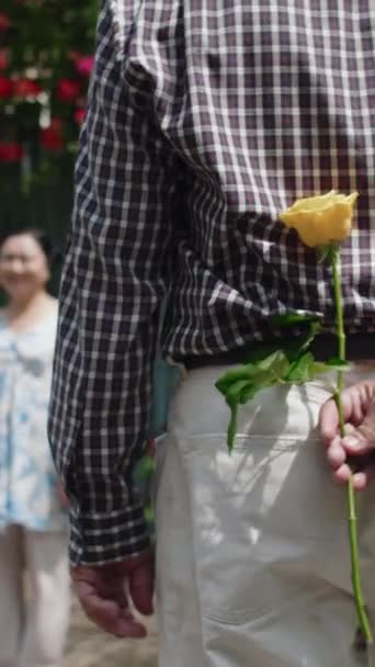 Pionowe Ujęcie Starszego Męża Azjatyckiego Zaskakujące Jego Żonę Dając Żółtą — Wideo stockowe