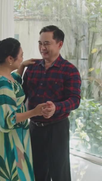 집에서 거실에서 로맨틱 성숙한 아시아 배우자의 — 비디오