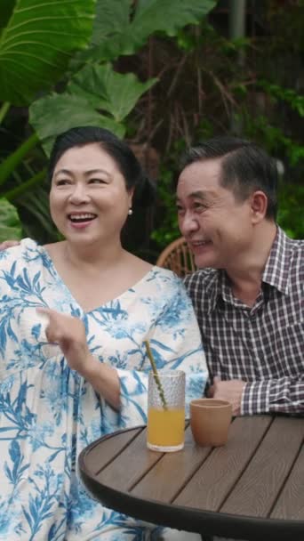 Vertikale Aufnahme Eines Reifen Asiatischen Paares Beim Selfie Auf Dem — Stockvideo