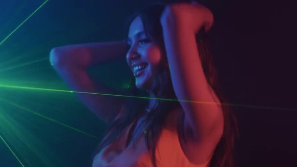 Mittlere Aufnahme Eines Positiven Gen Mädchens Das Einem Nachtclub Herumhängt — Stockvideo