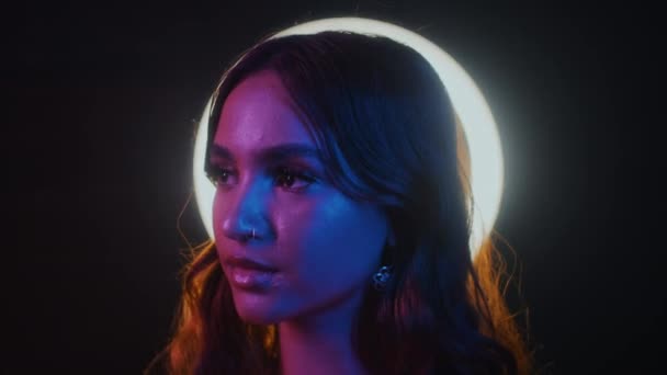 Kameraya Poz Veren Pozitif Asyalı Kadın Portresi Arka Planda Halka — Stok video