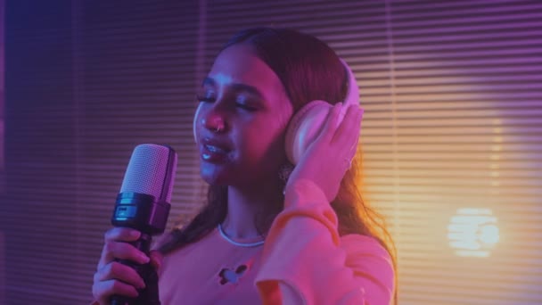 Střední Záběr Gen Asijské Dívka Sluchátkách Zpěv Mikrofonu Karaoke Studiu — Stock video
