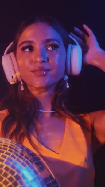 Vertikale Aufnahme Einer Asiatischen Zoomin Mit Kopfhörer Die Mit Discokugel — Stockvideo