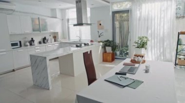 Oturma odası ve mutfak tasarımının küçük bir kısmı. Stüdyo dairede tezgah, aletler ve çalışma masası var.