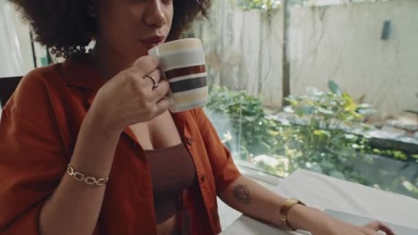 Naklonit Záběr Mladé Ženy Pití Kávy Při Analýze Obchodních Grafů — Stock video