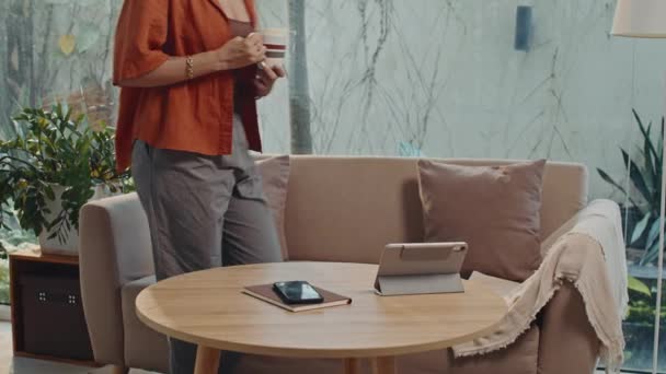 Tiro Médio Longo Mulher Hispânica Sentada Sofá Enquanto Bebe Café — Vídeo de Stock
