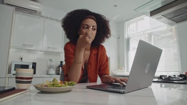 Sebze Salatası Yiyen Dizüstü Bilgisayar Kullanan Mutfak Tezgahına Yaslanan Genç — Stok video