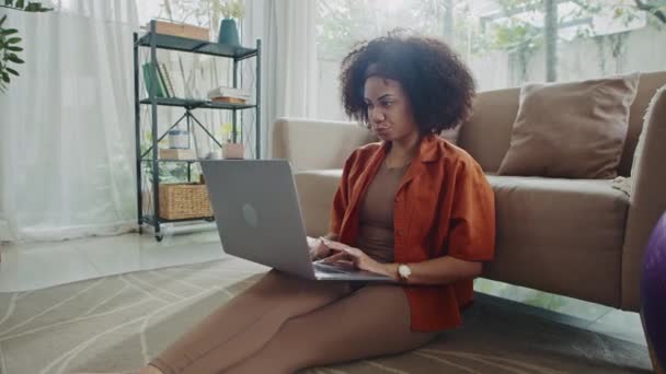 Dlouhý Záběr Zaneprázdněné Ženy Domácím Oblečení Sedí Podlaze Při Práci — Stock video
