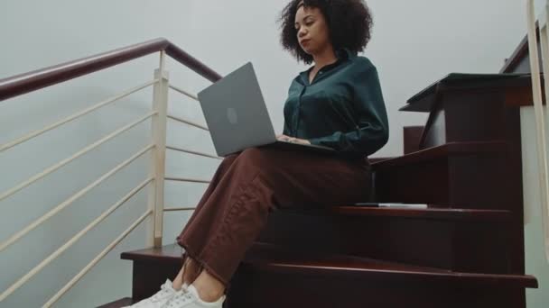 Incline Tiro Jovem Latino Freelancer Sentado Escadas Enquanto Trabalhava Laptop — Vídeo de Stock