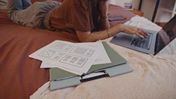 Evde Dizüstü Bilgisayarla Yıllık Rapor Hazırlarken Yatakta Yatan Serbest Çalışan — Stok video