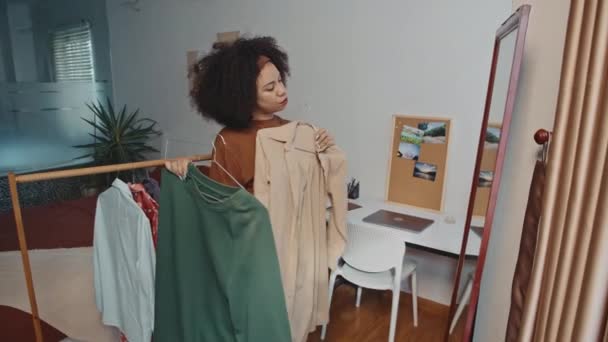 Widok Boku Latynoski Kobieta Próbuje Płaszcz Bluzę Przed Lustrem Przed — Wideo stockowe