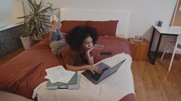 Ampla Foto Trabalhadora Freelance Feminina Pensativa Analisando Gráficos Financeiros Laptop — Vídeo de Stock