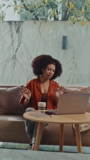 在客厅里 女性自由职业员工在笔记本电脑前视频交谈的垂直全景 — 图库视频影像