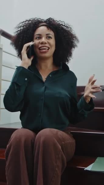 Latin Serbest Menajerin Merdivenlerde Otururken Müşteriyle Akıllı Telefondan Konuştuğu Dikey — Stok video