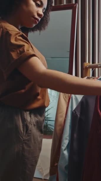 拉丁美洲妇女在家里镜子前试穿工作服的纵向照片 — 图库视频影像