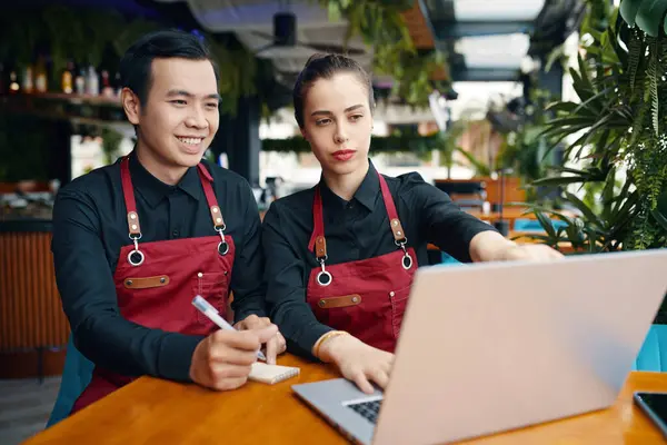 Kis Étterem Tulajdonosok Megvitatják Menü Online Megrendelések — Stock Fotó