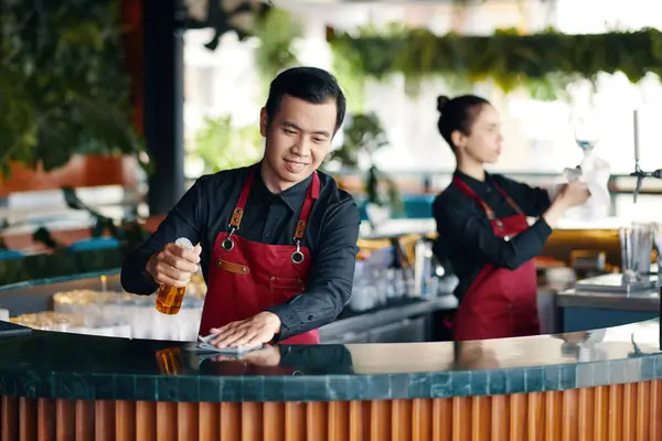 Lachende Barman Veegt Bar Teller Het Begin Van Dienst — Stockfoto