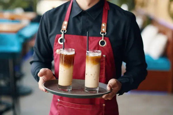 Ausgeschnittenes Bild Des Kellners Der Tablett Mit Gläsern Eiskaffee Hält — Stockfoto