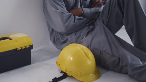 Przechył Czarnego Pracownika Placu Budowy Szarym Mundurze Śpiącego Miejscu Pracy — Wideo stockowe