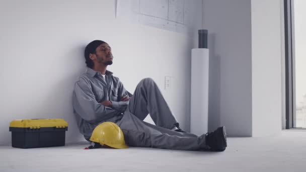 Pan Tiro Hombre Afroamericano Cansado Uniforme Gris Durmiendo Durante Descanso — Vídeos de Stock