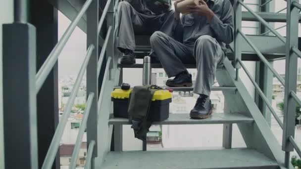 Нахилений Знімок Соціалістичних Будівельників Які Обідають Сидячи Сходах Будівлі Під — стокове відео