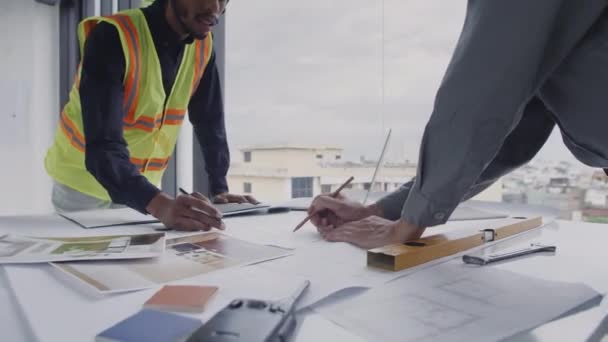 Przycięte Ujęcie Męskich Inżynierów Rysujących Plany Miejsca Pracy Placu Budowy — Wideo stockowe