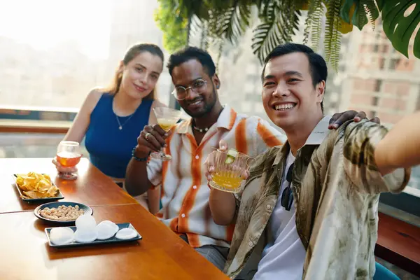 Sorrindo Homem Vietnamita Tomando Selfie Com Melhores Amigos Bar — Fotografia de Stock