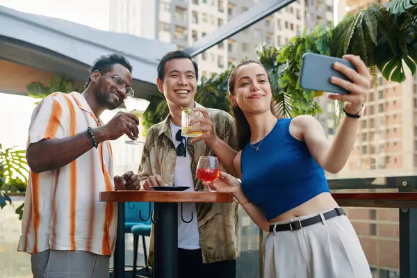Sorrindo Jovem Mulher Tomando Selfie Com Colegas Quando Eles Estão — Fotografia de Stock