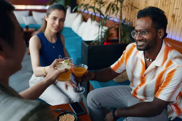 Diverse Vriendengroep Drinken Cocktails Vieren Verjaardag Bar — Stockfoto