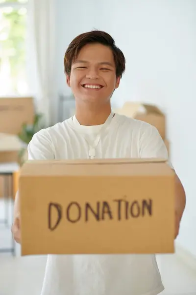 Retrato Animada Jovem Voluntária Segurando Caixa Com Doações — Fotografia de Stock