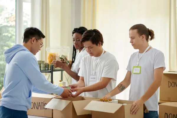 Grupo Voluntários Que Aceitam Doações Escritório Organização Caridade — Fotografia de Stock