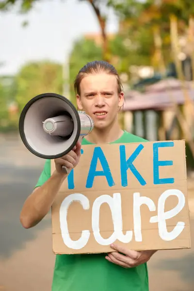 Młody Aktywista Głośnym Mówcą Protestujący Ręcznie Rysowanym Tabliczką — Zdjęcie stockowe