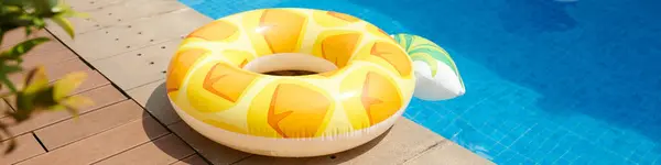 Header with inflatable ring at swimming pool