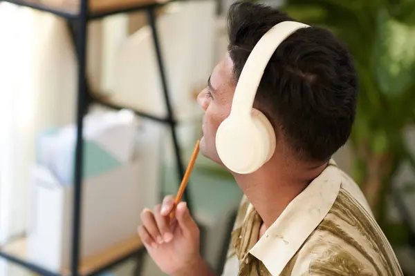 Hombre Pensativo Auriculares Escuchando Podcast Tomando Notas —  Fotos de Stock